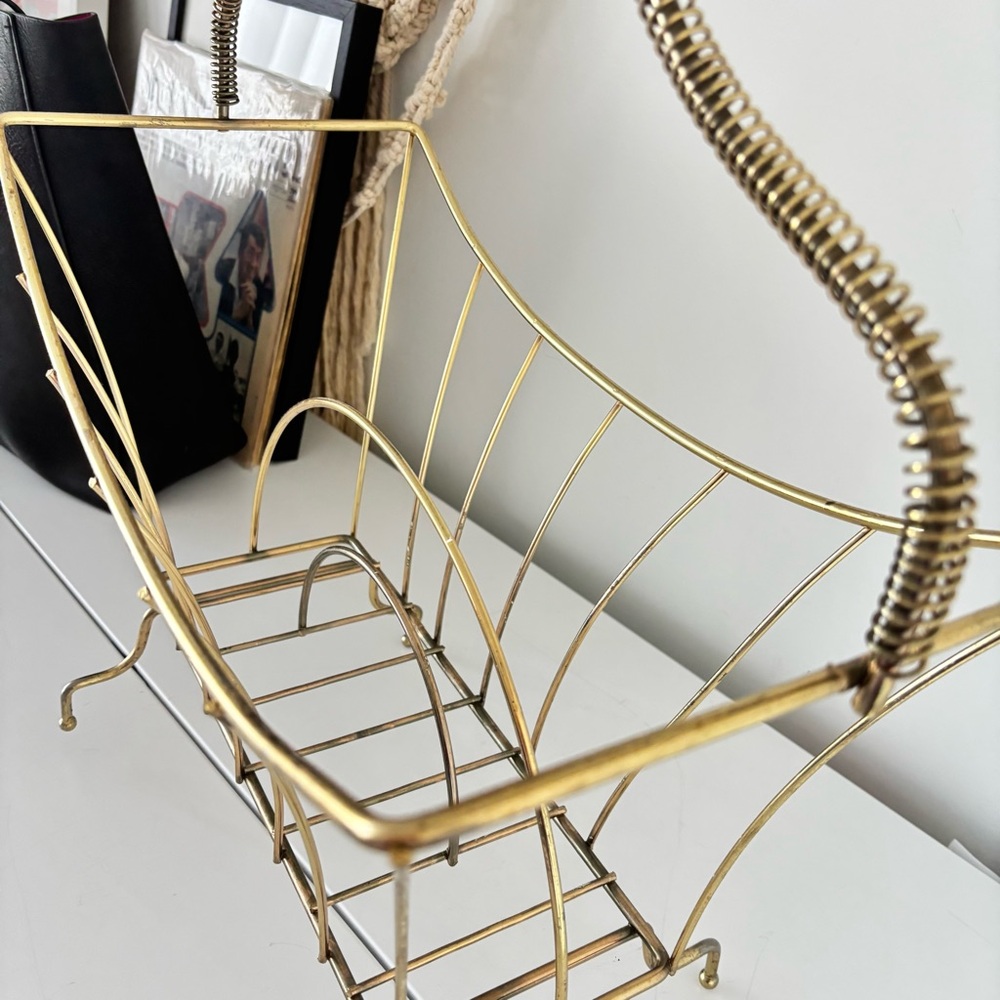 Mid-Century Modern (MCM) Atomic style magazine rack gold-toned spiral handle. - Picture 10 of 12